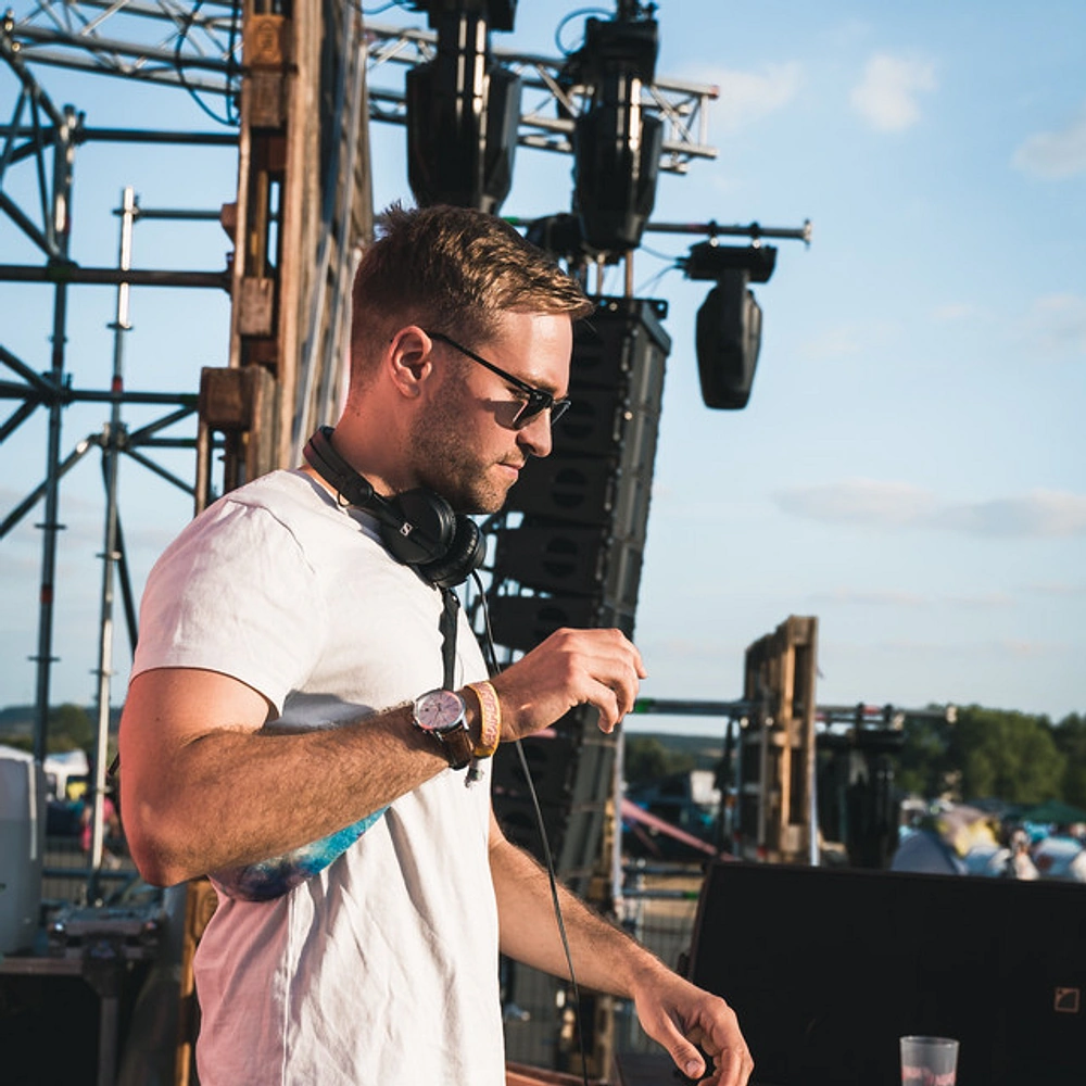 Sky Ride Packs Johannes Jae's Flight-Themed Melodic Techno Into Less Than Three Minutes